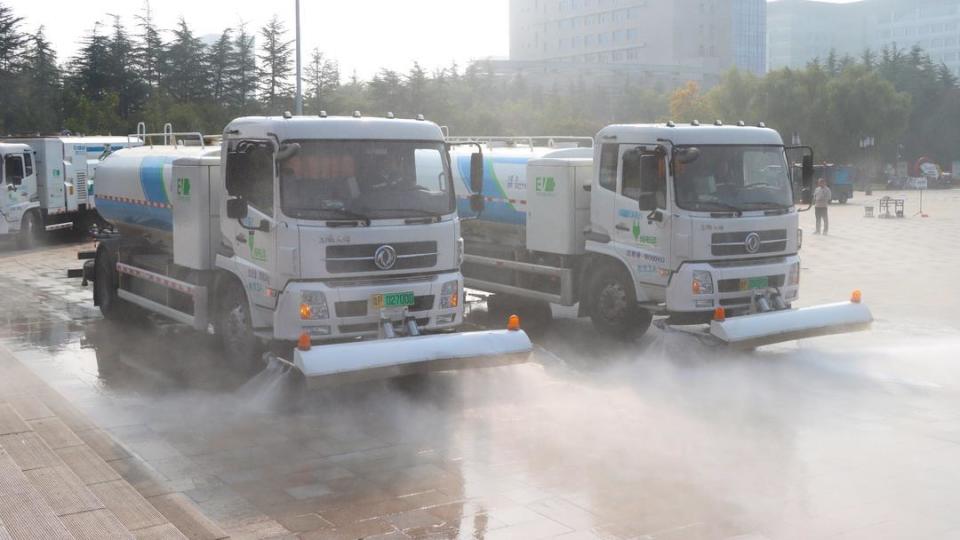 庆祝山东省第30届环卫工人节 莱芜区岗位技术能手比武竞赛举行 环卫机械显身手